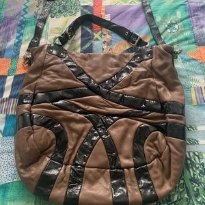 Ladies leather tote with dual straps to be worn on shoulder or crossbody.